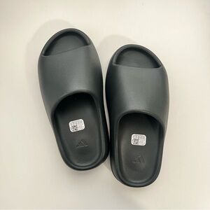 Yeezy slides in DARK ONYX